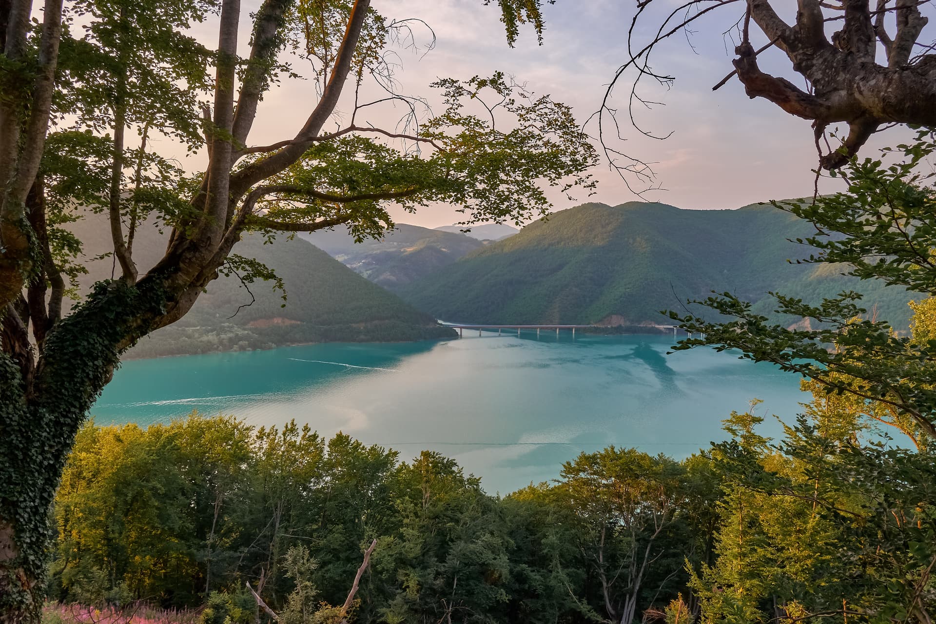 Paisagem inspiradora com montanhas, lago e natureza